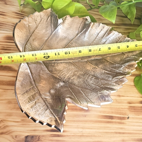 Large Vintage Brass Colored Metal Maple Leaf Bowl/ Tray - Picture 2 of 7
